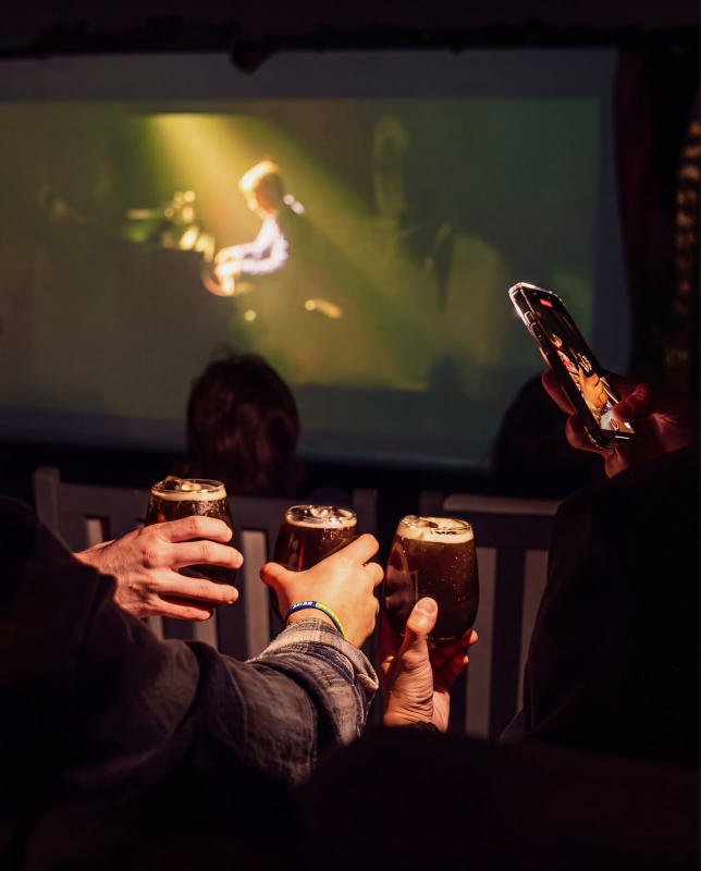 Tres vasos de cerveza frente a la pantalla durante la función